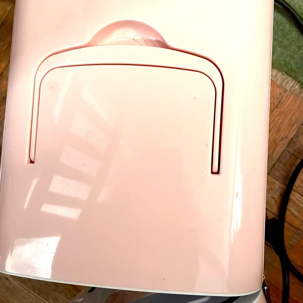 Frigidaire Pink Mini Fridge - Retro - EFMIS129 - Picture 5 of 7